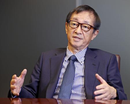　インタビューに答える日本製鉄の橋本英二会長