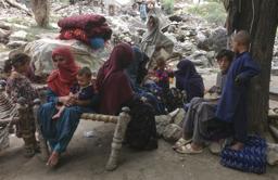 　３日、アフガニスタン・クナール州で、地震で家を追われ避難した家族（ＡＰ＝共同）