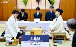 　シンガポールで開幕した将棋の第７３期王座戦５番勝負で、挑戦者の伊藤匠叡王と対戦する藤井聡太王座＝４日（日本将棋連盟提供）