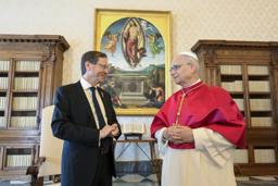 　イスラエルのヘルツォグ大統領（左）と面会するローマ教皇レオ１４世＝４日、バチカン（Ｃ）Ｖａｔｉｃａｎ　Ｍｅｄｉａ提供・共同）