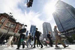 　ＪＲ東京駅前を歩く人たち＝２０２３年