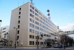 　火災があったアパート＝５日午後、青森県八戸市