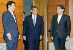 　閣議に臨む石破首相（中央）＝５日午前、首相官邸