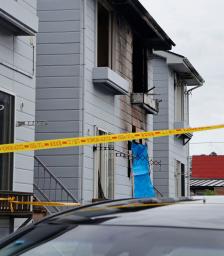 　火災があったアパート＝５日午後、青森県八戸市
