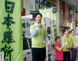 　熊本市で街頭演説する日本維新の会の藤田共同代表＝５日午後