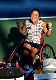 　車いすの部男子シングルスで決勝進出を決め、喜ぶ小田凱人＝ニューヨーク（共同）