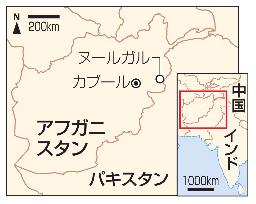 　アフガニスタン東部の地震で家屋が倒壊し、娘が下敷きになった現場を説明するリヤカット・アリさん＝５日、クナール州ヌールガル（共同）