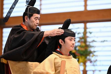 　「加冠の儀」で燕尾纓の冠をかぶられる秋篠宮家の長男悠仁さま＝６日午前１０時８分、宮殿・春秋の間（代表撮影）