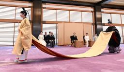 　「加冠の儀」で燕尾纓の冠をかぶられる秋篠宮家の長男悠仁さま＝６日午前１０時８分、宮殿・春秋の間（代表撮影）