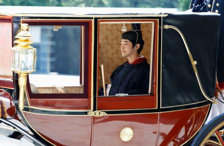 　「加冠の儀」を終え、儀装馬車で宮中三殿へ向かわれる秋篠宮家の長男悠仁さま＝６日午前１１時４分、宮殿・南車寄
