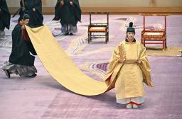 　「加冠の儀」で燕尾纓の冠をかぶられる秋篠宮家の長男悠仁さま＝６日午前１０時８分、宮殿・春秋の間（代表撮影）