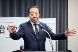 　福岡市で取材に応じる国民民主党の玉木代表＝６日午後