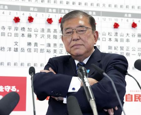 　衆院選の開票中に腕組みする自民党総裁の石破首相＝２０２４年１０月、東京・永田町の党本部