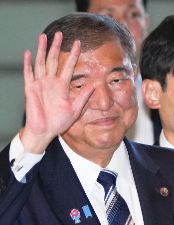 　首相官邸に入る石破首相＝７日午後４時５５分