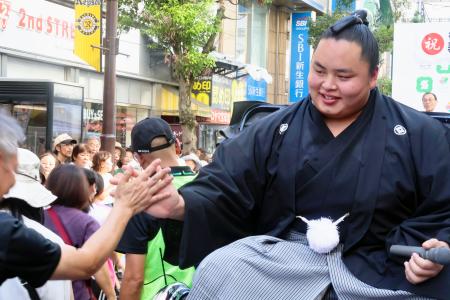 　故郷の千葉県柏市で、初優勝の祝賀パレードをする琴勝峰＝７日