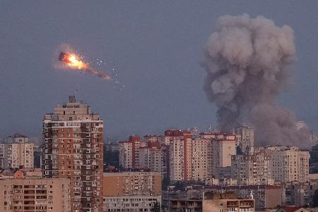 　ロシア軍のミサイル攻撃で煙が上がるウクライナの首都キーウ＝７日（ロイター＝共同）