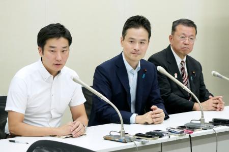 　日本維新の会に離党届を提出し、記者会見する衆院議員の（左から）守島正氏、斉木武志氏、阿部弘樹氏＝８日午後、国会