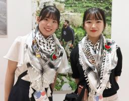 　パレスチナのブースでガイドを務める山中李咲さん＝大阪市此花区の夢洲