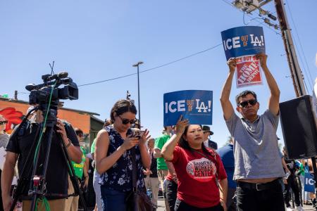 　人種などに基づく移民取り締まりを当面容認した米最高裁の判断に抗議する人々＝８日、ロサンゼルス（ロイター＝共同）