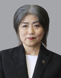 　静岡県伊東市議会の解散通知書を読み上げる田久保真紀市長＝１０日午前、伊東市
