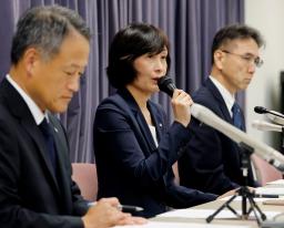 　国際線機長の飲酒問題で、国交省から厳重注意の文書を受け取り謝罪する日航の担当者（右）＝１０日午前、国交省