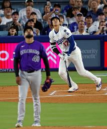 　ロッキーズ戦の５回、右前適時打を放つドジャース・大谷＝ロサンゼルス（共同）