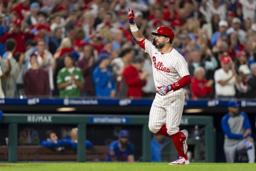 　ロッキーズ戦の５回、右前適時打を放つドジャース・大谷＝ロサンゼルス（共同）