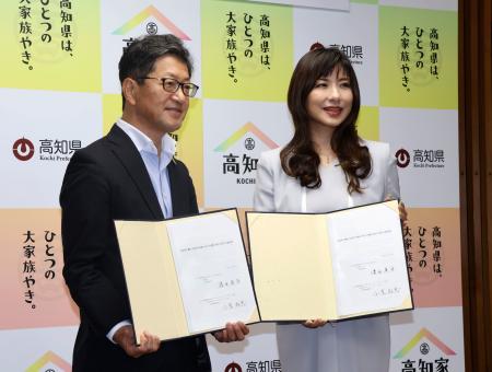 　働き方改革の推進に向け、連携企業と協定を結んだ高知県の浜田省司知事（左）＝１０日午後、高知県庁