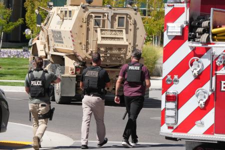 　政治活動家チャーリー・カーク氏の銃撃現場で対応する当局＝１０日（ゲッティ＝共同）