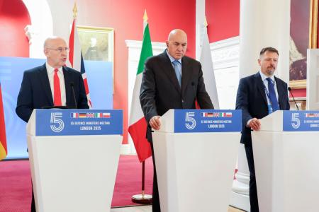 　記者会見するヒーリー英国防相（左）とポーランドの高官（右）ら＝１０日、ロンドン（共同）