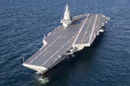 　中国海軍の最新鋭空母「福建」＝１１日、東シナ海（防衛省統合幕僚監部提供）