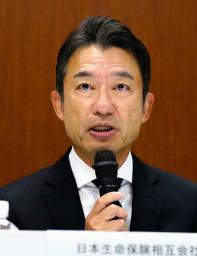 　情報の不正持ち出し事案で記者会見し、謝罪する日本生命保険の赤堀直樹副社長（中央）ら＝１２日午後、東京都千代田区
