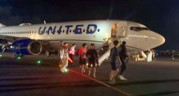 　関西空港に駐機された米ユナイテッド航空機＝１３日午前９時３７分（共同通信社ヘリから）