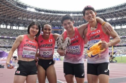 　陸上の第２０回世界選手権東京大会の男子３５キロ競歩で、ガッツポーズしながらゴールに向かう勝木隼人。銅メダルを獲得した＝１３日、東京・国立競技場