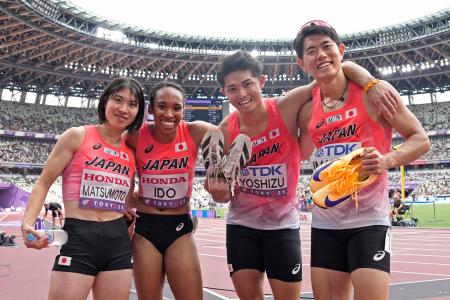 　混合１６００メートルリレー予選で３分１２秒０８の日本新をマークした（左から）松本奈菜子、井戸アビゲイル風果、吉津拓歩、今泉堅貴＝国立競技場