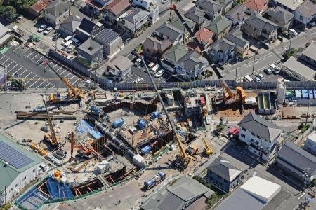 　復旧工事が続く、埼玉県八潮市の県道の陥没現場＝７月