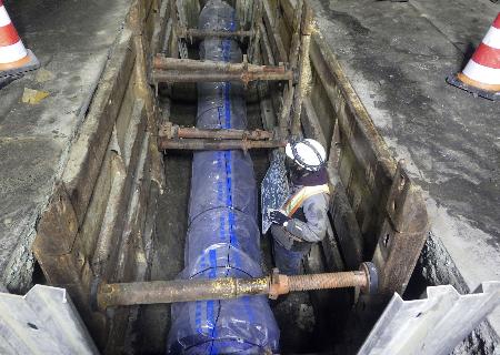 　水道管を敷設する作業員＝長野市（長野県提供）