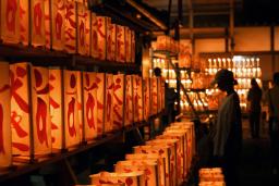 　光三宝荒神社の「献灯祭」でろうそくに火をともす参拝者ら＝１３日夜、和歌山県橋本市