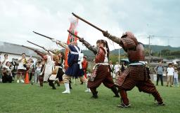 　オープニングセレモニーで披露された紀州九度山真田鉄砲隊の演武＝１４日、和歌山県九度山町