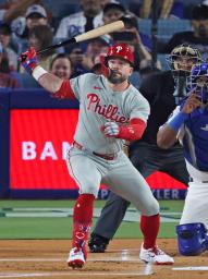 　フィリーズ戦の５回、右翼線に二塁打を放つドジャース・大谷。投手スアレス＝ロサンゼルス（共同）