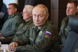 　１６日、ロシア西部ニジェゴロド州の演習場でロシアとベラルーシの合同軍事演習を視察したプーチン大統領（ロシア大統領府提供・タス＝共同）