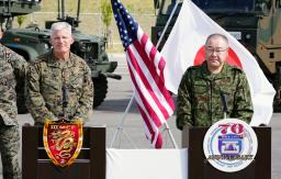 　記者会見する米第３海兵遠征軍のロジャー・ターナー司令官（左）と陸自西部方面総監の鳥海誠司陸将＝１７日午後、沖縄県・石垣島