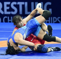 　女子５３キロ級準々決勝でトルコ選手と対戦する村山春菜＝ザグレブ（共同）
