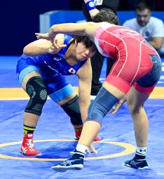 　女子５３キロ級準々決勝でトルコ選手と対戦する村山春菜＝ザグレブ（共同）