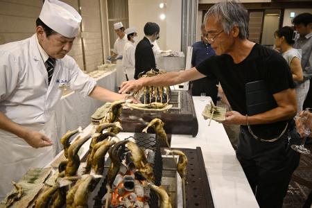 　全国各地のアユを塩焼きにして食べ比べる「清流めぐり利き鮎会」＝１９日夜、高知市
