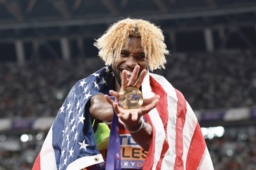 　陸上世界選手権の女子やり投げ予選を終え、声援に応えながら引き揚げる北口榛花＝１９日、東京・国立競技場