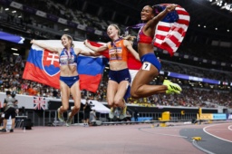 　陸上世界選手権の女子やり投げ予選を終え、声援に応えながら引き揚げる北口榛花＝１９日、東京・国立競技場