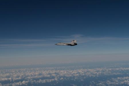 　スウェーデン軍が１９日に公開した画像。エストニア領空の侵犯に関与したロシア軍のミグ３１戦闘機で、ロシア機がエストニア領空を離れた後、バルト海上空で撮影されたとしている（スウェーデン軍提供・ロイター＝共同）