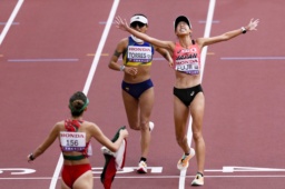 　女子２０キロ競歩　銅メダルを獲得し、日の丸を掲げる藤井菜々子＝国立競技場
