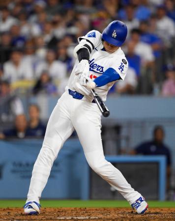 　ジャイアンツ戦の５回、５２号３ランを放つドジャース・大谷＝ロサンゼルス（共同）